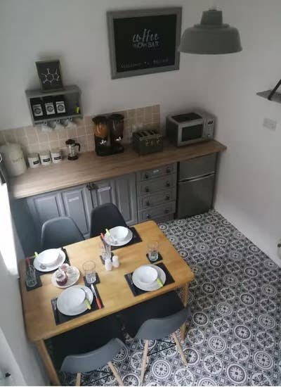 Renovated 2 bed house- fully furnished Main Photo