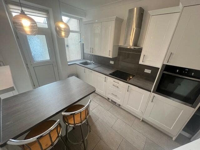 Rooms available in Bradford BD6 Main Photo