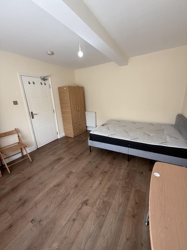 Nice double room in wood green  Main Photo