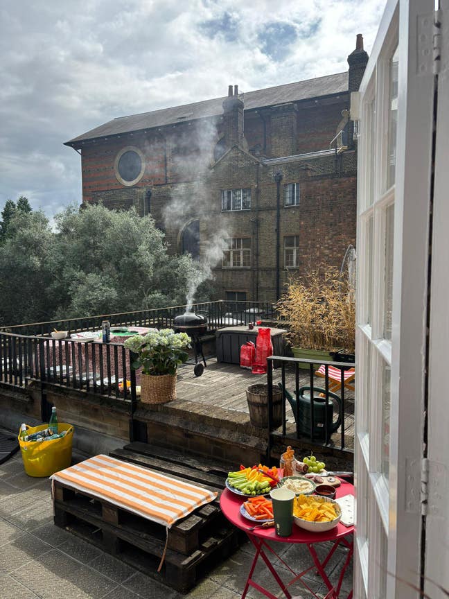 August Only - One Bedroom in Angel big terrace Main Photo