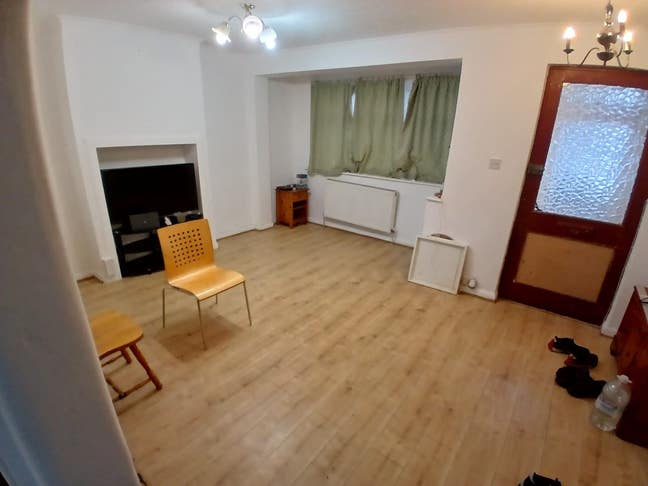Four Bedroom House in Mitcham Main Photo