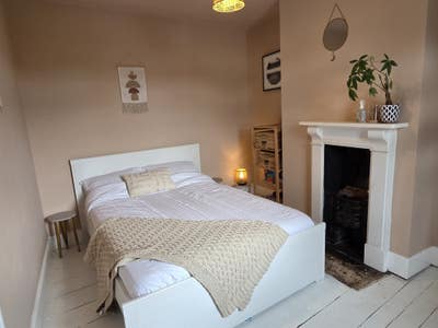 Double room close to town and station Main Photo