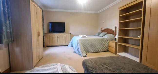 Large room in a bungalow set in 5.5 acres Main Photo
