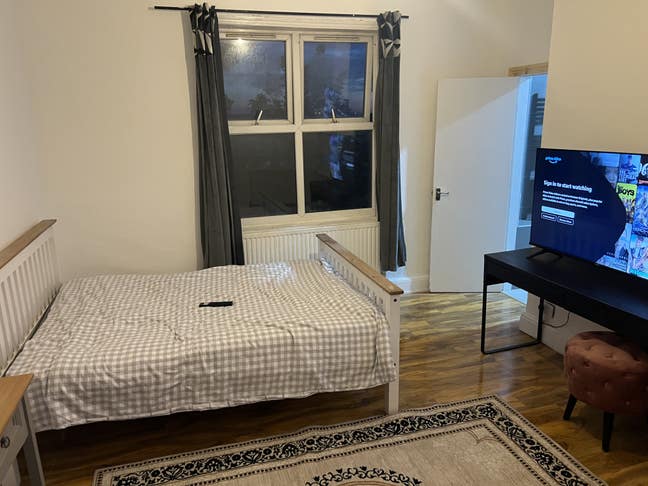 New refurbished room en-suite near Manor hospital  Main Photo