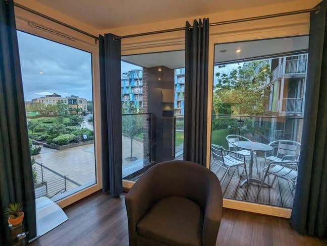 Balcony Ensuite 2bed 2bath Train Station Apartment Main Photo