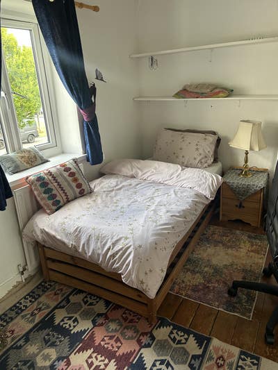 Room To rent in family home  Main Photo