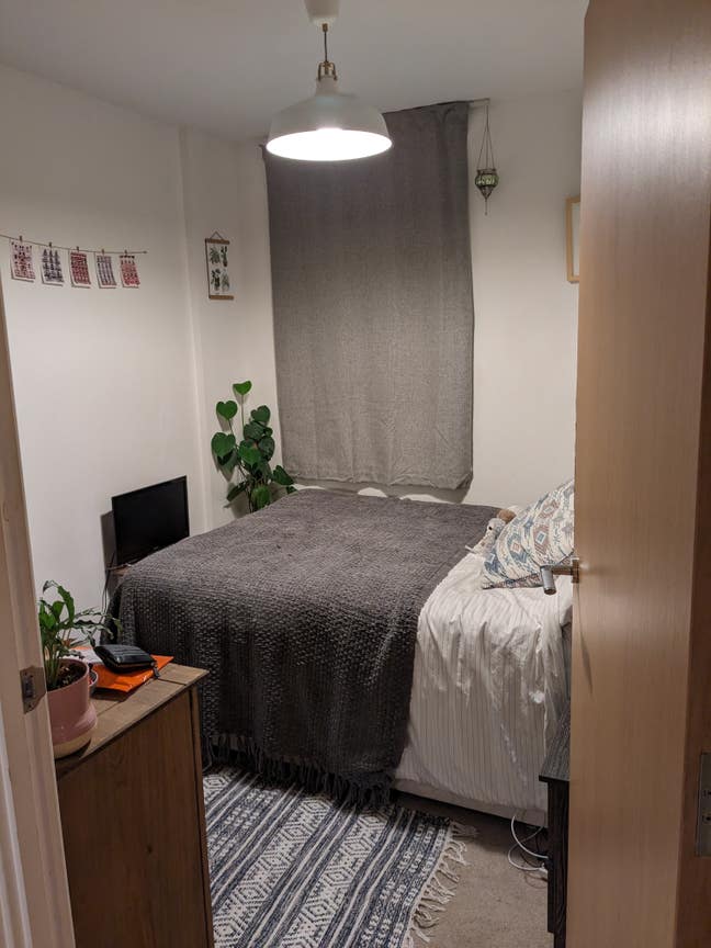 2 bedrooms: single & double. 5 mins to DLR  Main Photo