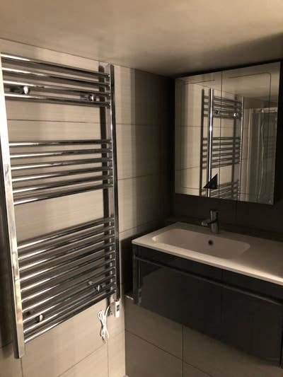 Modern refurbed house with double en-suite room  Main Photo
