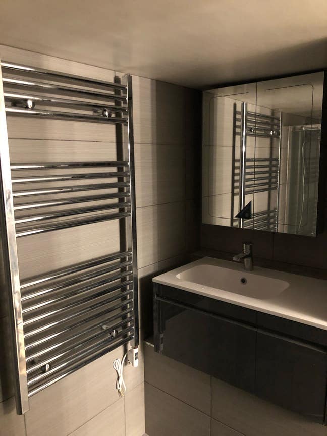 Modern refurbed house with double en-suite room  Main Photo
