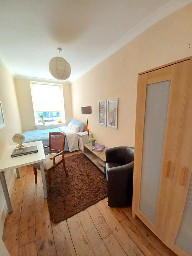 Quiet Room in 5-bed Flat Main Photo
