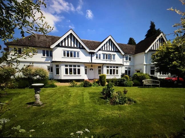 Large king size room in Beautiful Chiltern village Main Photo