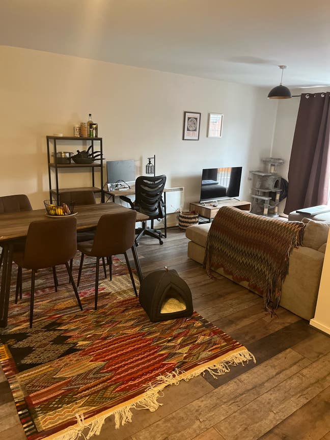 2 bedroom apartment for rent - see ad description  Main Photo