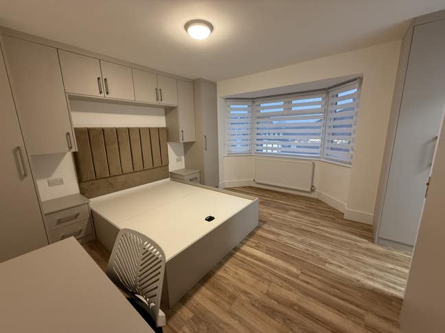 Large Double En-suite Room Main Photo