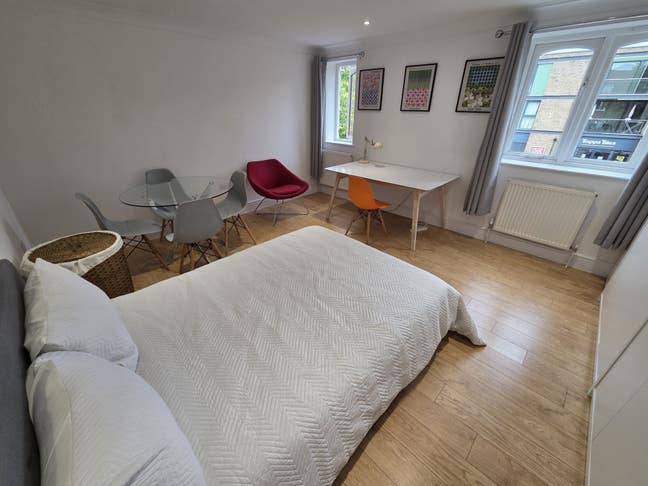 Stylish Double Bedroom with Parking Space Main Photo