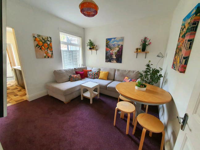 Student/NoDeposit/HU5/Bills/Cleaner/TV/2showerooms Main Photo