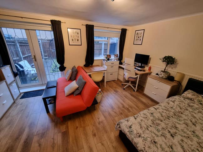 Huge double room + sunny garden  Main Photo