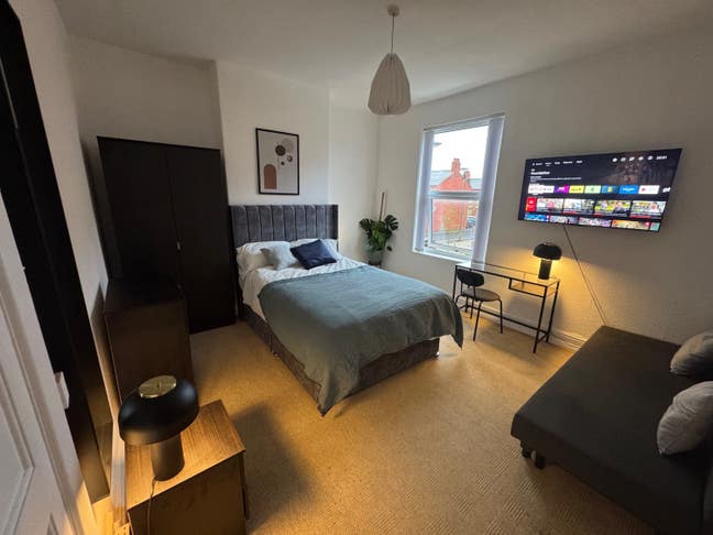 Spacious Room W/ Sofa *Bills Included* Main Photo