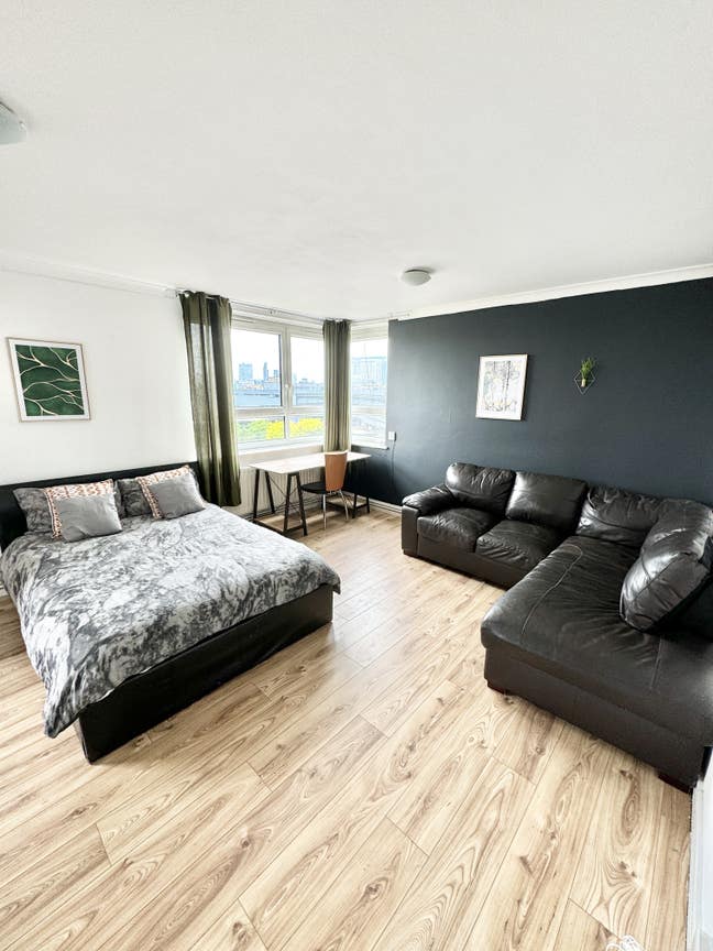2 Doubles  Private Balcony in Aldgate All Incl Main Photo