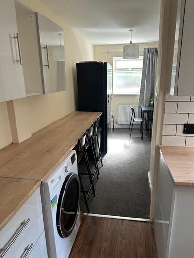 This is a large house that's fully furnished this  Main Photo