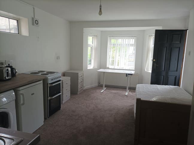 Independent Studio, ensuite, bills inc. Sutton Main Photo