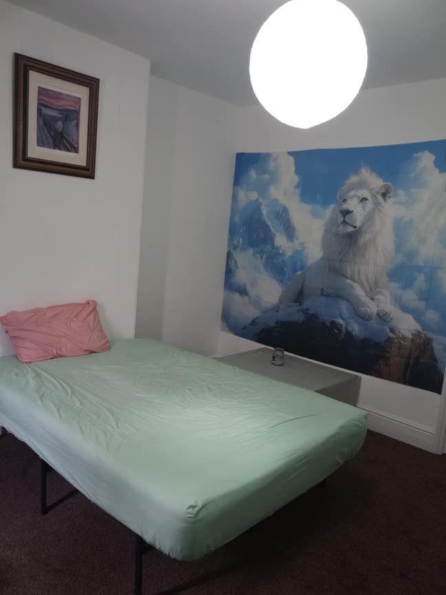 One double bedroom for rent in a house with 4 bedr Main Photo