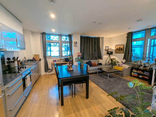 Cozy double room in homey flat Main Photo