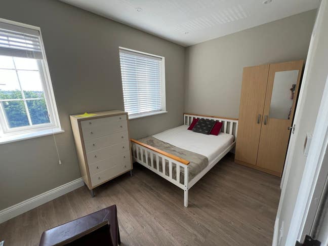 En-Suite rooms near station. Main Photo