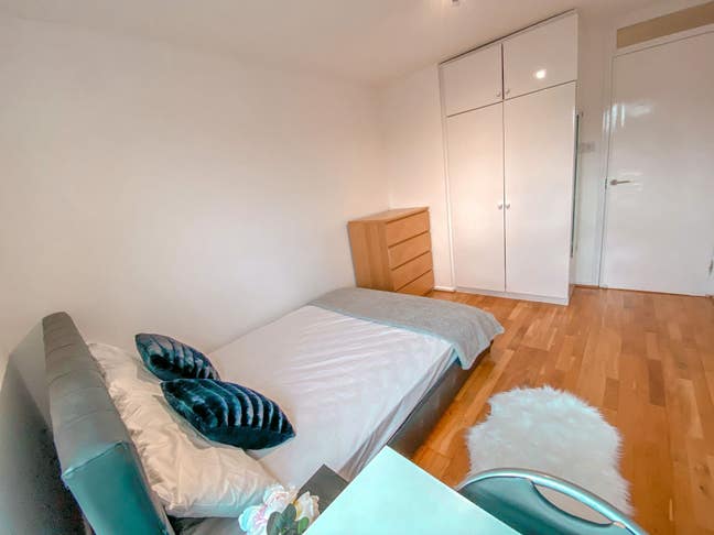 Beautiful Double Room Available in Great Location Main Photo
