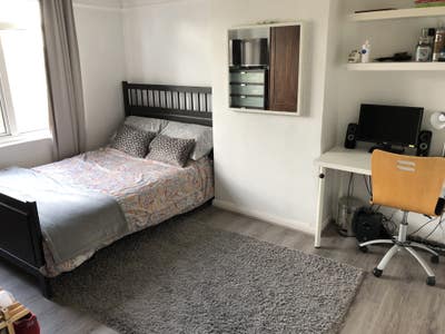 Lovely double room in friendly house share Main Photo