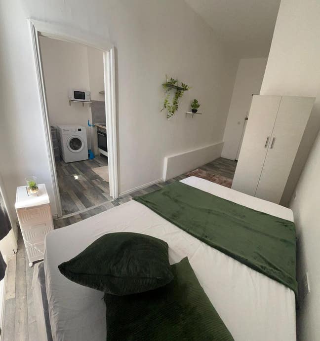 🛏️ Studio Flat to Let in - Brixton Main Photo