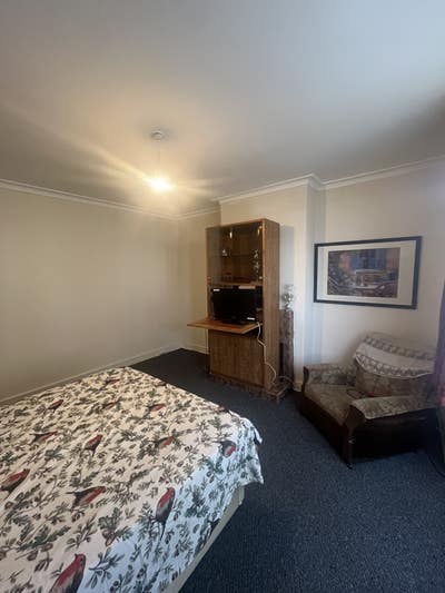 Large decorated & refurbished room in family home. Main Photo