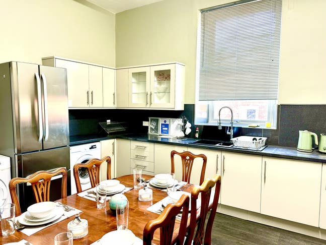 Beautiful Airy, Bright, Double Room in NE6 Main Photo