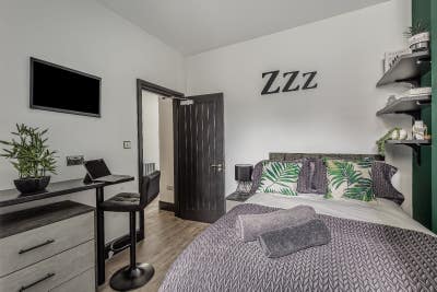 Seafront View - Ensuite - Large Bedroom Main Photo