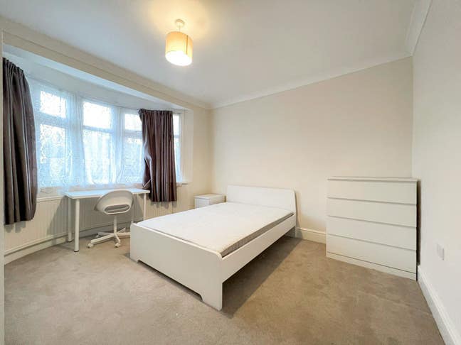 Lovely Double in Beautiful House!!  Main Photo