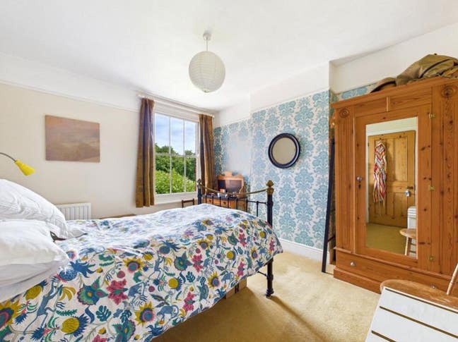 Spacious Double Room - near to station and park Main Photo