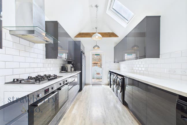 Kingswood High Street | Large Dbl & Ensuite Main Photo