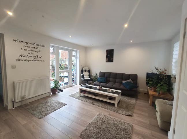 Room Available in a Quiet Semi-Detached House Main Photo