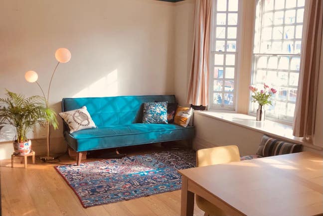 En-suite renovated room in historic building Main Photo