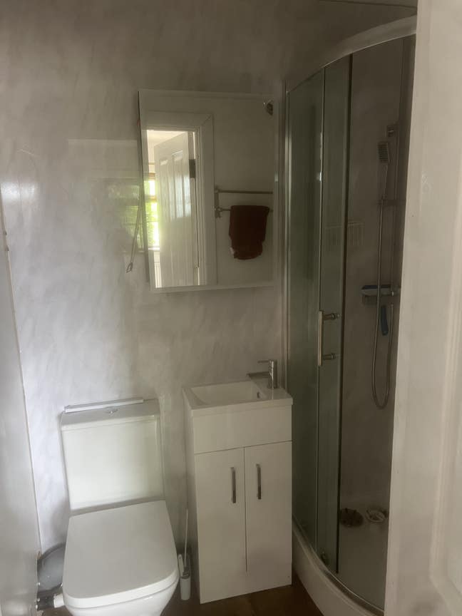 Single room with en-suite. Main Photo