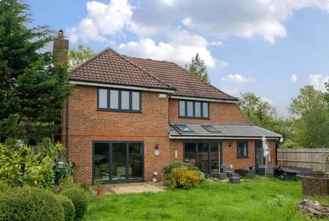 5 Bedroom House To Let in Ewell KT17  Main Photo