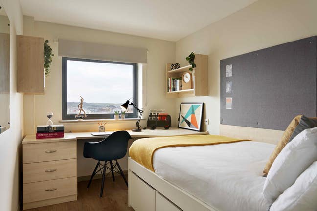 Two available rooms in a 5 bedroom student flat Main Photo
