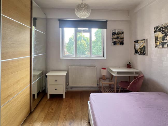 Bright Sunny Double ROOM  in Leafy Square - Zone 1 Main Photo