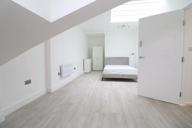 Calling at Luxury Rooms for September! Anywhere! Main Photo