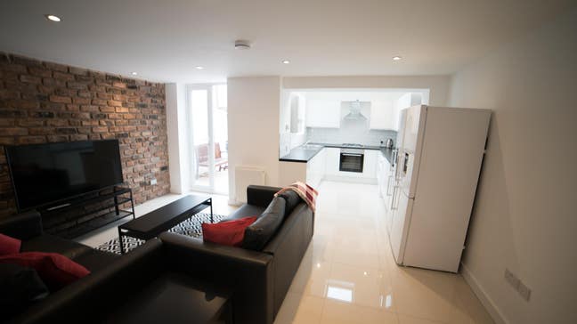 Ensuite room available in student house Main Photo