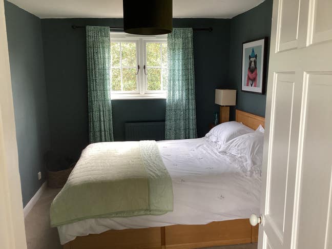 Double bedroom in beautiful home with large garden Main Photo