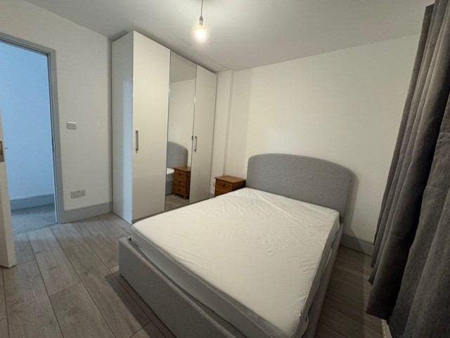 Modern Accommodation Near Town Centre Ensuite  Main Photo