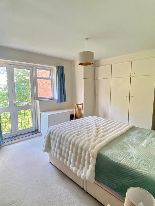 Bright Ensuite Room (25sqm) – Female Mill Hill Main Photo