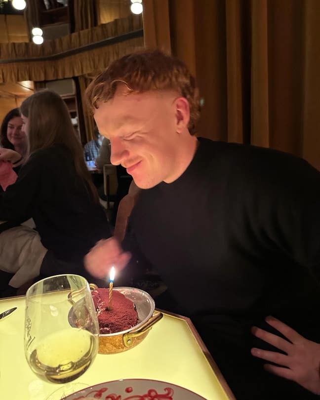 27 yr old looking for sociable + chill flatmates Main Photo