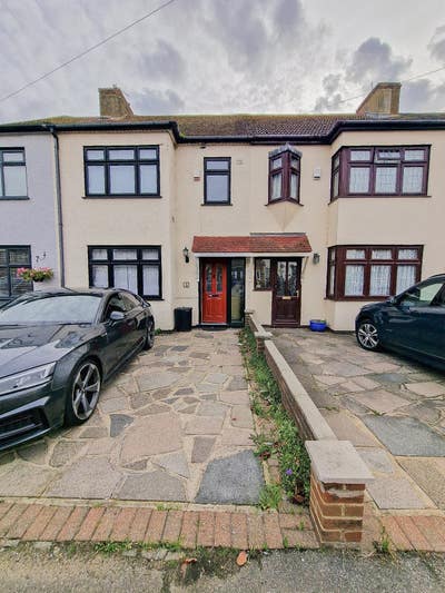 3 Bed Terraced House Available in RM13 Main Photo