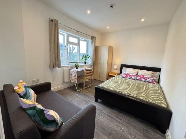 Ensuite room in a quiet street near South Croydon  Main Photo